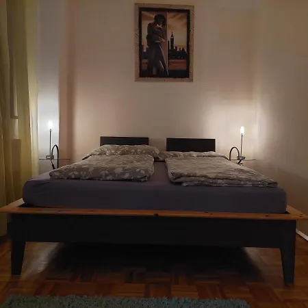Eckhaus Apartment *