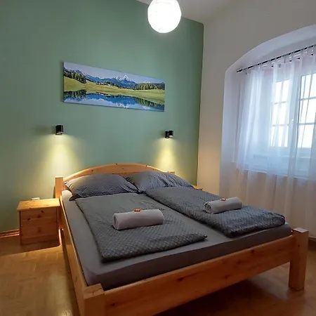 Eckhaus Apartment *
